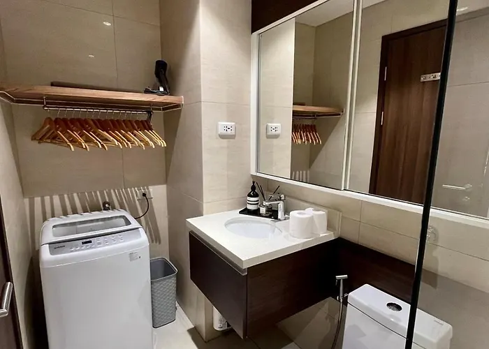 Cozy With Wifi, Balcony, Washer Apartment *
